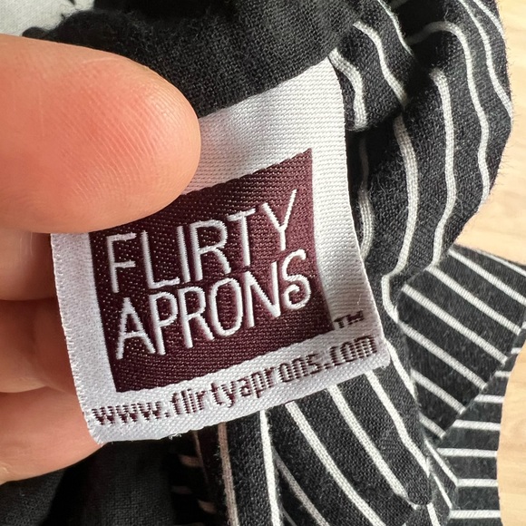 Flirty apron ruffle black & white - Picture 5 of 5